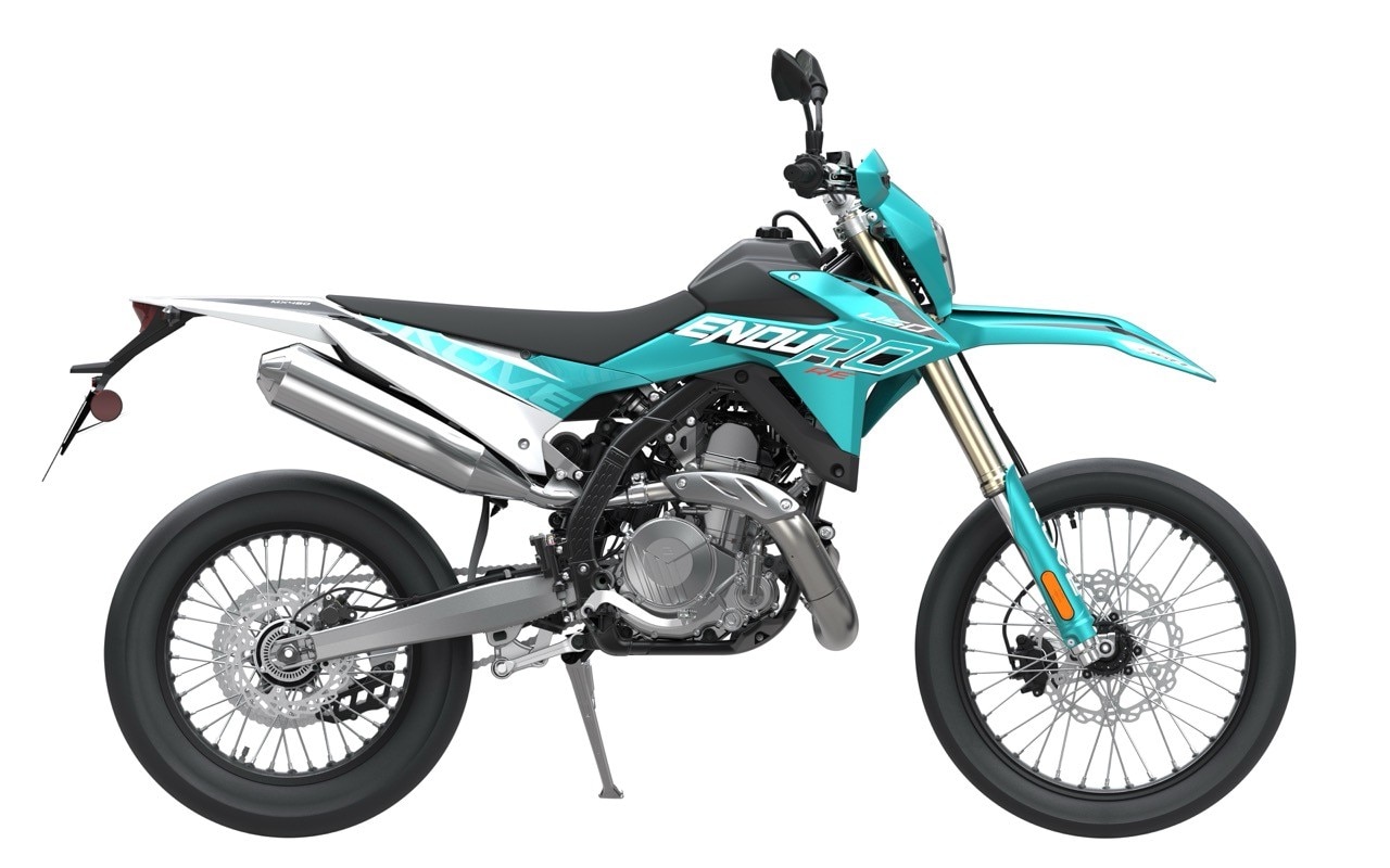 <div class='descrGalleryTitle'>450 ENDURO RE</div><div class='descrGalleryText'><p>Dopo la 250 cross e la 450 Rally, arriva la <b>450 Enduro RE</b>, una monocilindrica dual spinta da motore a iniezione a 4 valvole e singolo asse a camme da 47 cavalli con <b>trasmissione a 6 marce</b>, verosimilmente lo stesso che equipaggia la Rally, anche se il dato della potenza differisce di 4 cavalli in favore di quest’ultima. </p>
<p>Il telaio è un perimetrale in acciaio, il forcellone è in alluminio, la <b>forcella e il mono sono Yu An</b>, quest’ultimo su link, entrambi completamente regolabili, i freni sono con dischi a margherita con pinza anteriore a due pistoncini e posteriore a pistoncino singolo. L’escursione delle ruote, che sono da 21 e 18”, inutile dirlo, è di<b> 310 mm all’anteriore e di 290 mm al posteriore</b>, valori da moto specialistica. Il serbatoio tiene 9,5 litri, circa 1 in più rispetto alla media delle 450 racing; il <b>peso in ordine di marcia è di 120 kg</b>, valore di poco superiore a una normale 4t da enduro, quindi ottimo per una dual.&nbsp;</p>
</div>